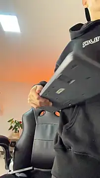 Snapshot of Sebastian_Reed chatting on February 20, 5:26 am Sebastian Reed online show from February 20, 5:26 am