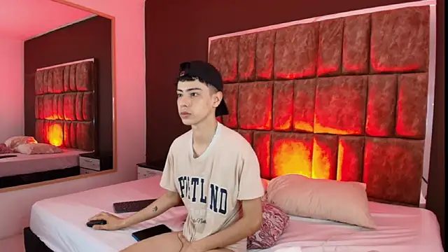 Snapshot of Sebastian_Reed chatting on November 4, 4:27 am Sebastian Reed online show from November 4, 4:27 am