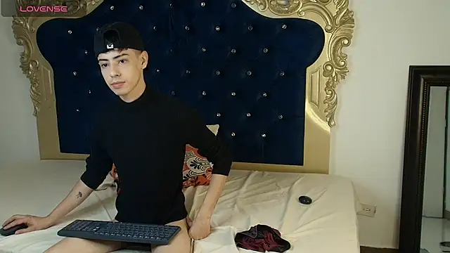 Snapshot of Sebastian_Reed chatting on October 29, 4:22 am Sebastian Reed online show from October 29, 4:22 am