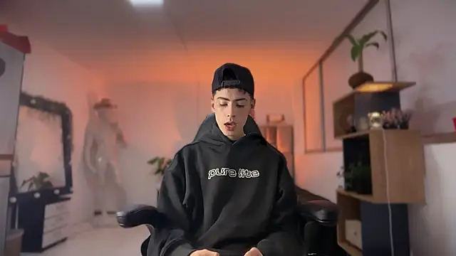 Snapshot of Sebastian_Reed chatting on March 2, 4:24 am Sebastian Reed online show from March 2, 4:24 am