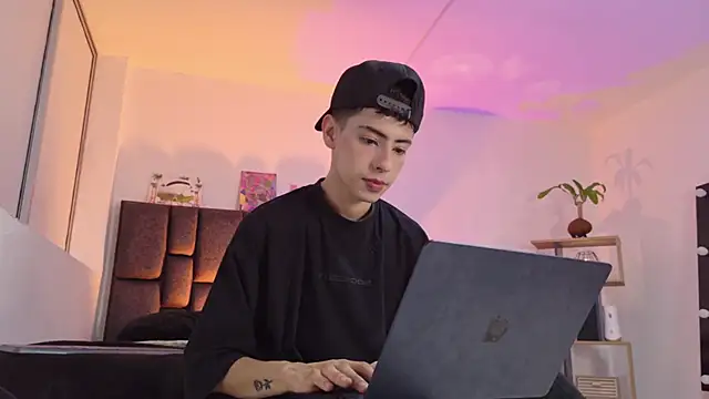 Sebastian Reed online show from March 11, 5:12 am