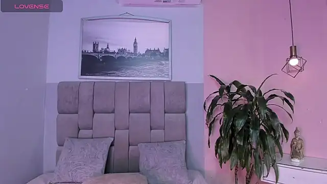 Snapshot of janna_lopezz chatting on October 23, 11:31 am janna lopezz online show from October 23, 11:31 am