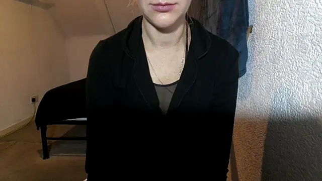 Snapshot of Aromaloveqq chatting on November 6, 2:32 pm Aromaloveqq online show from November 6, 2:32 pm