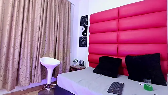 oliviamonroe online show from November 12, 6:45 pm