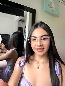 IslaCole online show from November 7, 8:13 pm