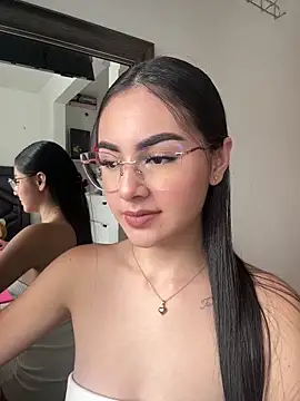 IslaCole online show from April 5, 6:36 pm