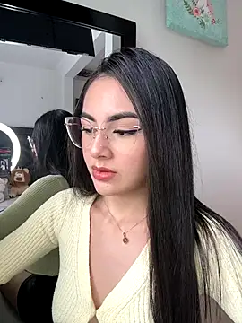 IslaCole online show from November 6, 8:46 pm