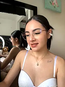 IslaCole online show from October 26, 6:30 pm