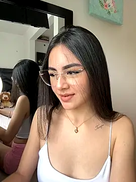 IslaCole online show from October 27, 7:15 pm