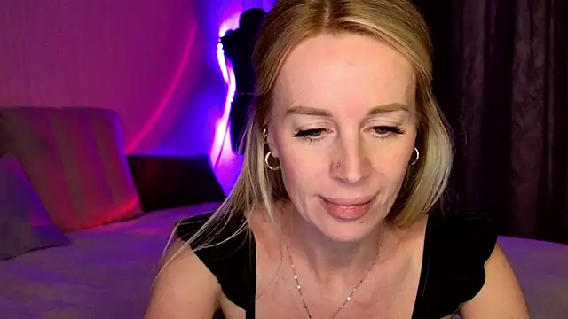 Snapshot of Kess-Edison chatting on November 28, 5:46 pm Kess-Edison online show from November 28, 5:46 pm