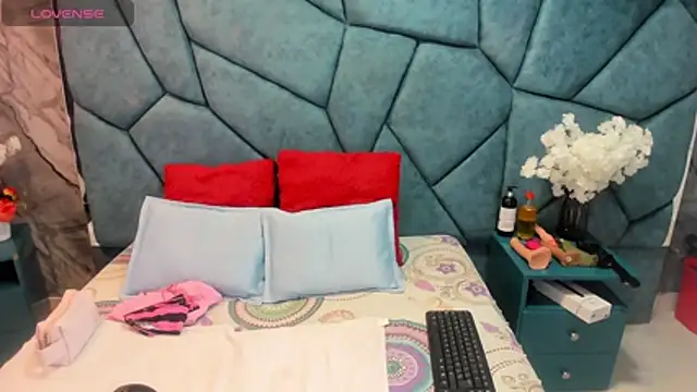 Snapshot of JulietaDiamond chatting on July 8, 3:30 am JulietaDiamond online show from July 8, 3:30 am
