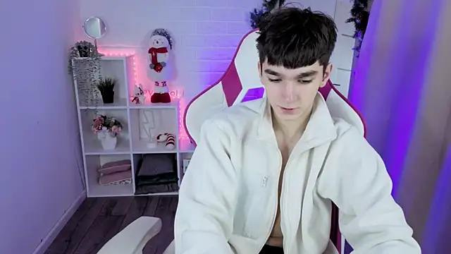 Snapshot of YamiTwink chatting on December 19, 9:28 pm YamiTwink online show from December 19, 9:28 pm