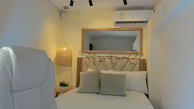 NahimiThompson online show from March 19, 7:25 pm