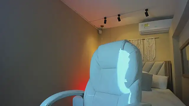 NahimiThompson online show from May 9, 7:39 pm