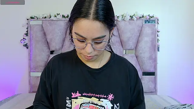 Snapshot of Iris_mandarinne chatting on October 28, 6:18 pm Iris mandarinne online show from October 28, 6:18 pm