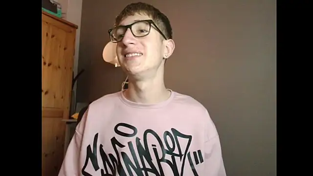 Snapshot of Erick_Taylor3 chatting on December 15, 8:14 pm Erick Taylor3 online show from December 15, 8:14 pm