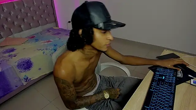 Snapshot of skinny_tatto01 chatting on October 23, 8:51 pm skinny tatto01 online show from October 23, 8:51 pm