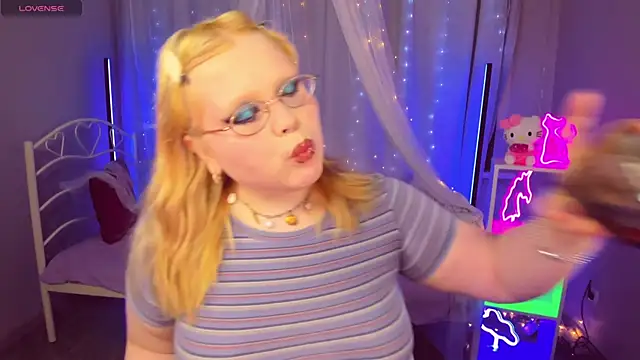Snapshot of LottieReed chatting on June 12, 5:54 pm LottieReed online show from June 12, 5:54 pm