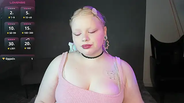 Snapshot of LottieReed chatting on May 25, 7:40 am LottieReed online show from May 25, 7:40 am
