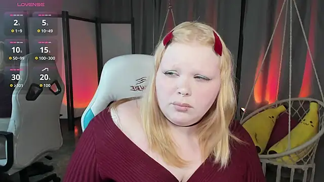 Snapshot of LottieReed chatting on May 10, 9:13 am LottieReed online show from May 10, 9:13 am