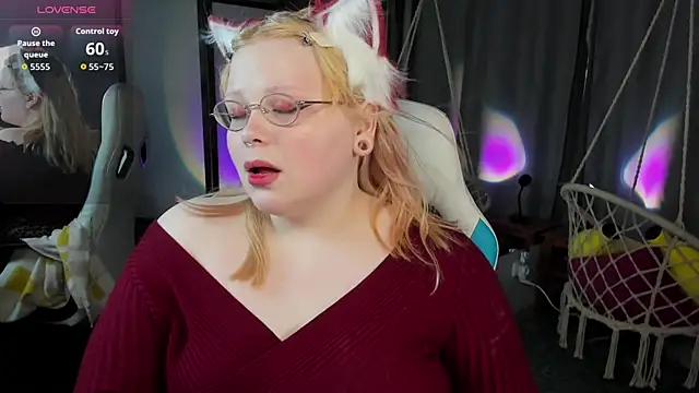 Snapshot of LottieReed chatting on June 17, 1:43 pm LottieReed online show from June 17, 1:43 pm