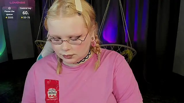 Snapshot of LottieReed chatting on June 11, 3:53 pm LottieReed online show from June 11, 3:53 pm