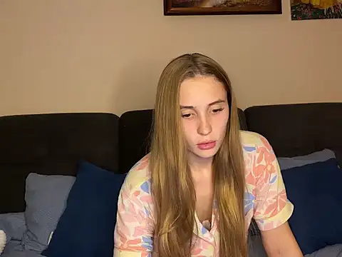 Snapshot of little-girl05 chatting on December 3, 8:08 pm little-girl05 online show from December 3, 8:08 pm