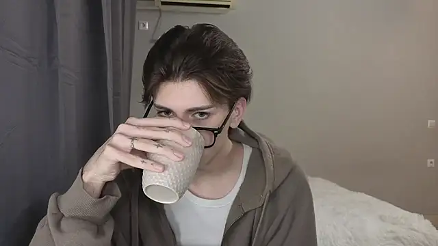 Snapshot of Oliver_star_boy_ chatting on October 25, 4:40 pm Oliver star boy  online show from October 25, 4:40 pm