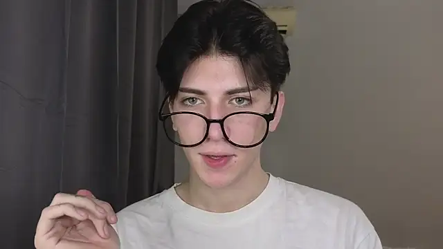 Oliver star boy  online show from November 15, 3:05 pm