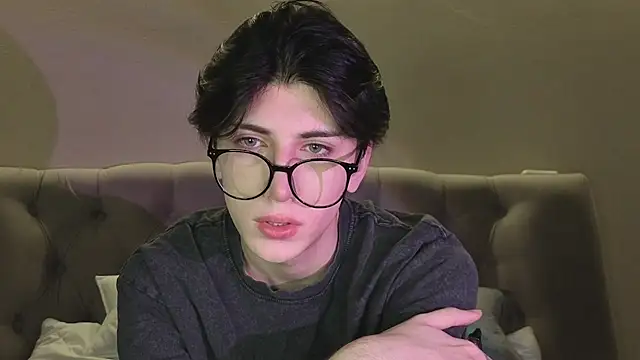 Oliver star boy  online show from February 12, 7:24 pm