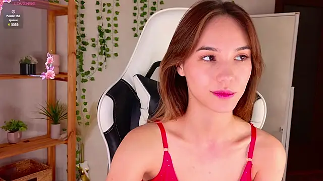 LilCatalia online show from June 26, 12:44 pm