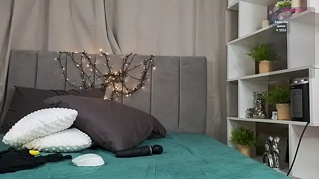 LilCatalia online show from May 12, 10:32 am