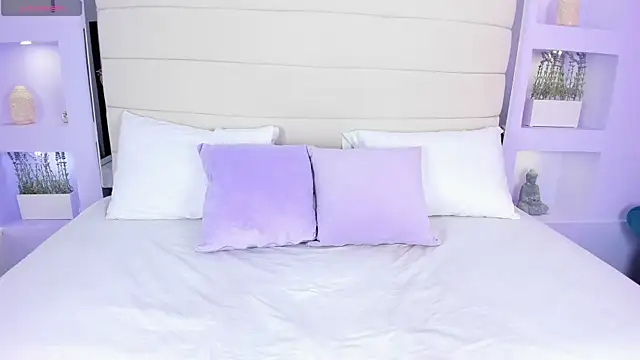 AmyColman  online show from February 4, 12:00 pm