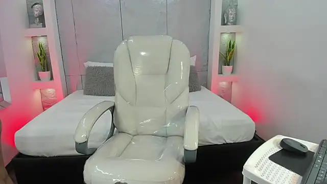 AmyColman  online show from November 13, 11:36 am