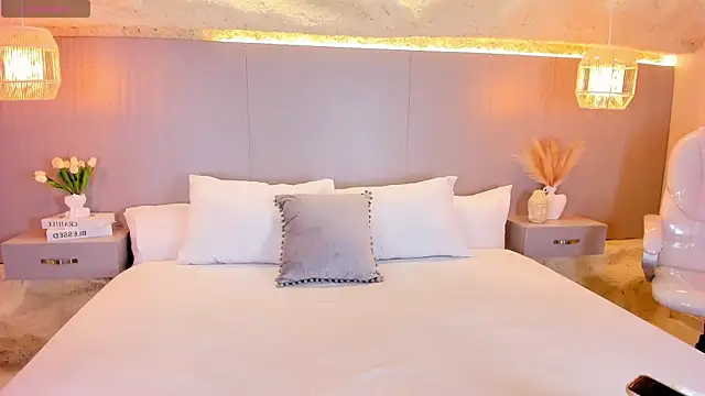 AmyColman  online show from April 8, 12:06 pm