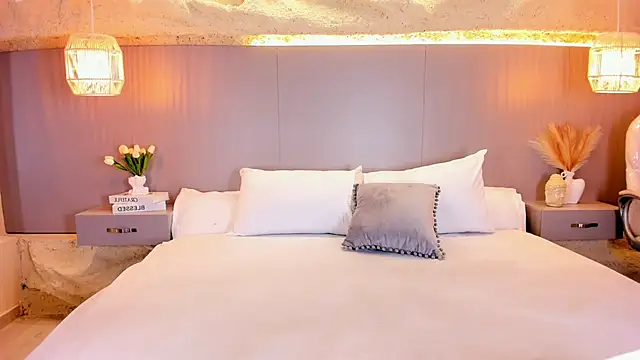 AmyColman  online show from April 10, 12:12 pm