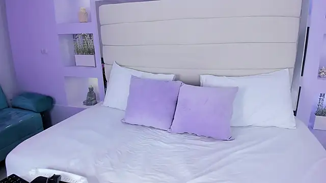 AmyColman  online show from January 9, 12:01 pm