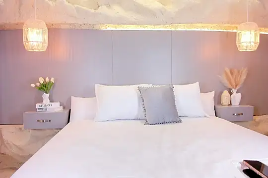 AmyColman  online show from April 4, 11:50 am