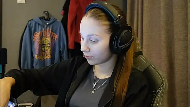 Snapshot of Softixq chatting on November 17, 3:27 pm Softixq online show from November 17, 3:27 pm