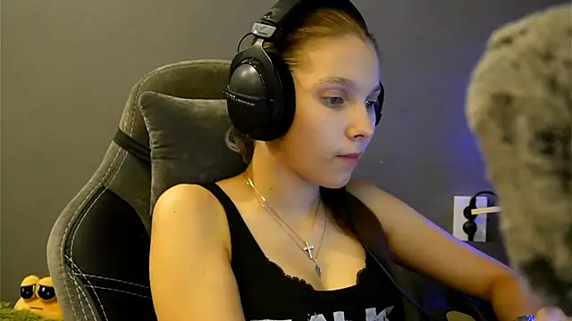 Snapshot of Softixq chatting on December 16, 4:11 pm Softixq online show from December 16, 4:11 pm