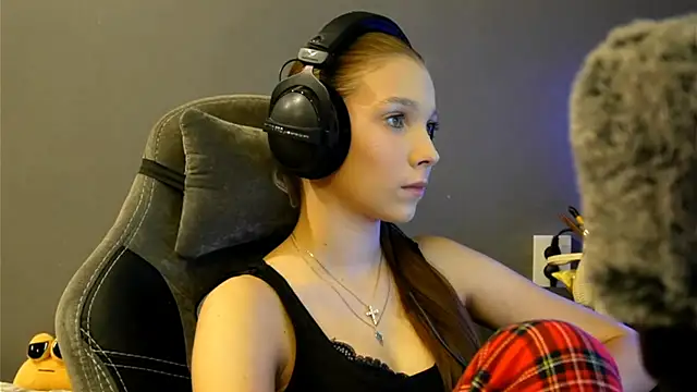 Snapshot of Softixq chatting on December 14, 3:17 pm Softixq online show from December 14, 3:17 pm