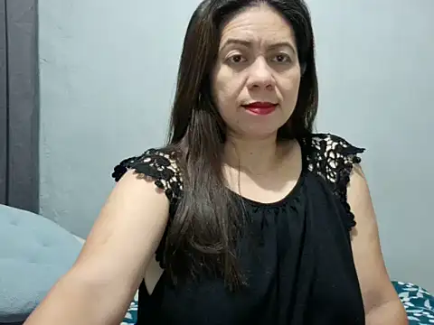 xxxHoneyBee29 online show from June 3, 10:14 pm