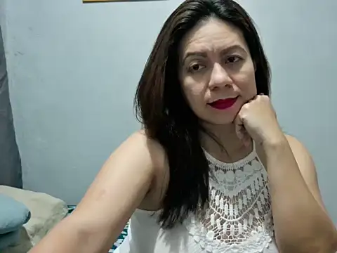 xxxHoneyBee29 online show from February 13, 10:32 pm