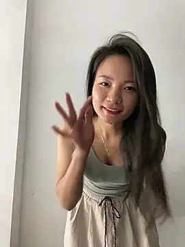 Snapshot of Bee_Yellow00 chatting on October 28, 5:01 pm Bee Yellow00 online show from October 28, 5:01 pm