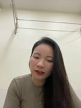 Snapshot of Bee_Yellow00 chatting on November 11, 4:29 am Bee Yellow00 online show from November 11, 4:29 am