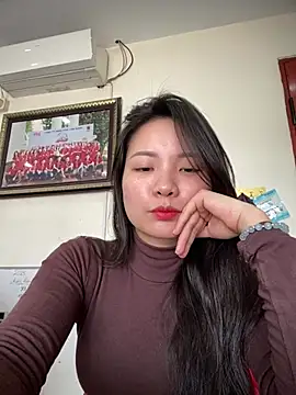 Bee Yellow00 online show from March 12, 3:01 am