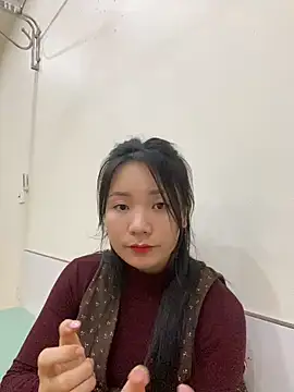 Snapshot of Bee_Yellow00 chatting on February 5, 5:03 am Bee Yellow00 online show from February 5, 5:03 am