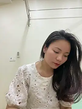 Snapshot of Bee_Yellow00 chatting on December 23, 5:51 am Bee Yellow00 online show from December 23, 5:51 am