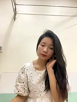 Snapshot of Bee_Yellow00 chatting on November 10, 4:28 am Bee Yellow00 online show from November 10, 4:28 am