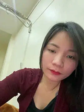 Snapshot of Bee_Yellow00 chatting on February 2, 5:17 am Bee Yellow00 online show from February 2, 5:17 am